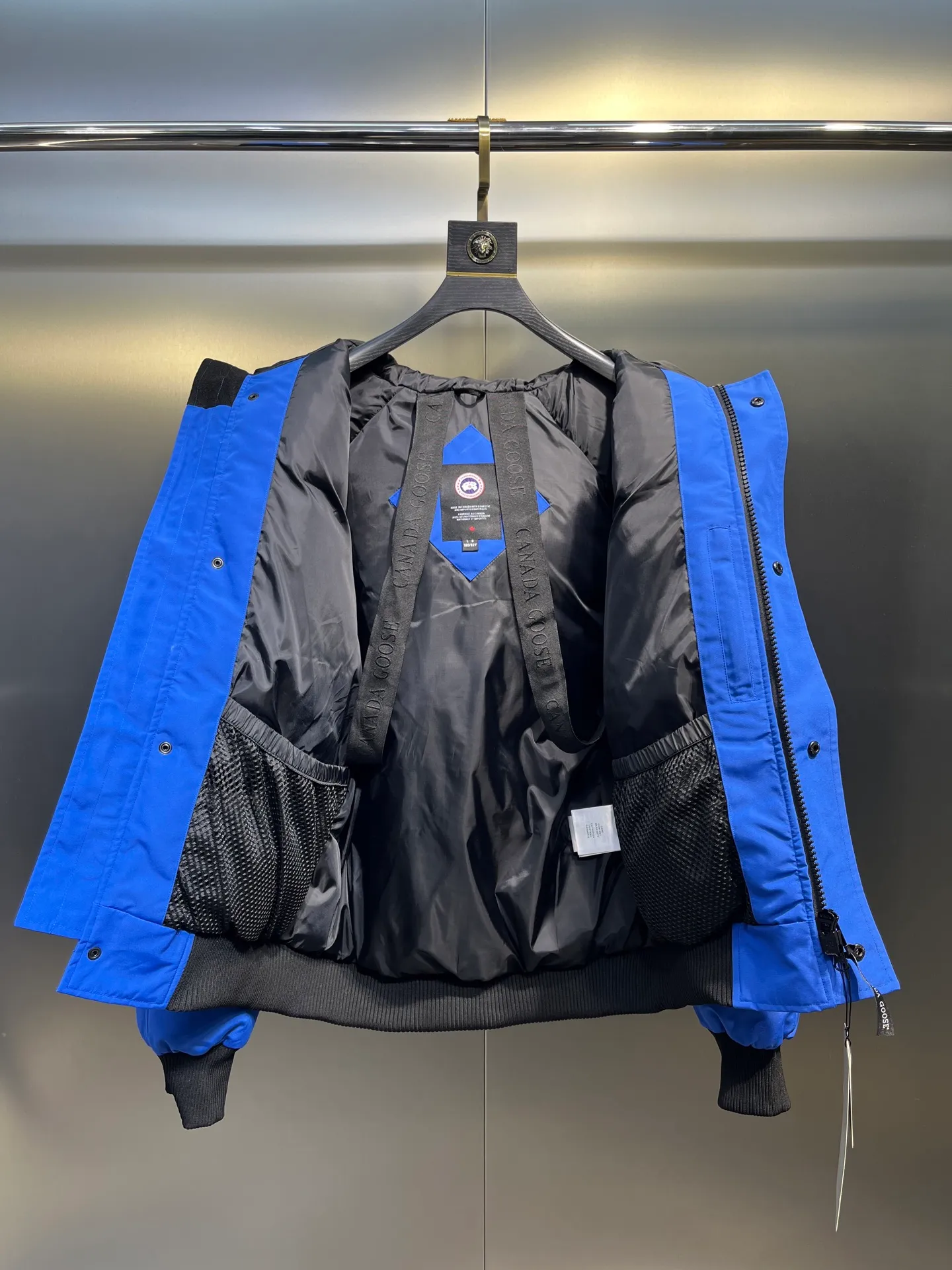 P720 high-end version (new version of Big Goose 01) Canada Goose Canada Goose #Chilliwack 7999M bomber jacket short down jacket/01 model #Men and Women Same Style# ➖ Genuine synchronous anti-counterfeiting chip sensor! ➖ Imported 21S polyester-cotton blended original fabric [last year’s 16S/18S hard fabrics have been completely eliminated, this year all use 21S genuine synchronous fabrics, the soft mid-strap feels delicate and textured], genuine synchronous Feather-Light 10D waterproof coating fabric, made of 84.5 polyester fiber and 15.5 cotton, 100% the best feel in the entire network! ➖ The genuine official website is synchronized with the national standard 80 white duck down, you can check the official website customer service, there will never be a series of misleading claims such as 90 down or goose down! ➖ Using the best nylon lining with double double-layer sealing design, velvet-proof No. 7 needle + grid-filled down ready-made garments, there is 100% no so-called velvet running! ➖ The cuffs are designed with thickened seamless threads, and the collar and pockets are lined with top-quality polar fleece to keep you warm and comfortable! ➖ Yoshida YKK provides original custom-made electroplated sliders. YKK two-way lockable zippers are tight and smooth and will not peel off paint! ➖ 3M composite guarantees that the Velcro is the same as the original, durable, and all accessories and hardware are custom-made! ➖ Imported BEHRINGER embroidery machine to customize the 10,000-needle embroidery logo, 98% of which can be reproduced to restore the original logo. You can check and compare on the official website! ➖ The fur collars are all made of large pieces of Western Canadian blue wolf hide, ensuring that each fur collar is 13-15cm wide!   Size:XS-XXL